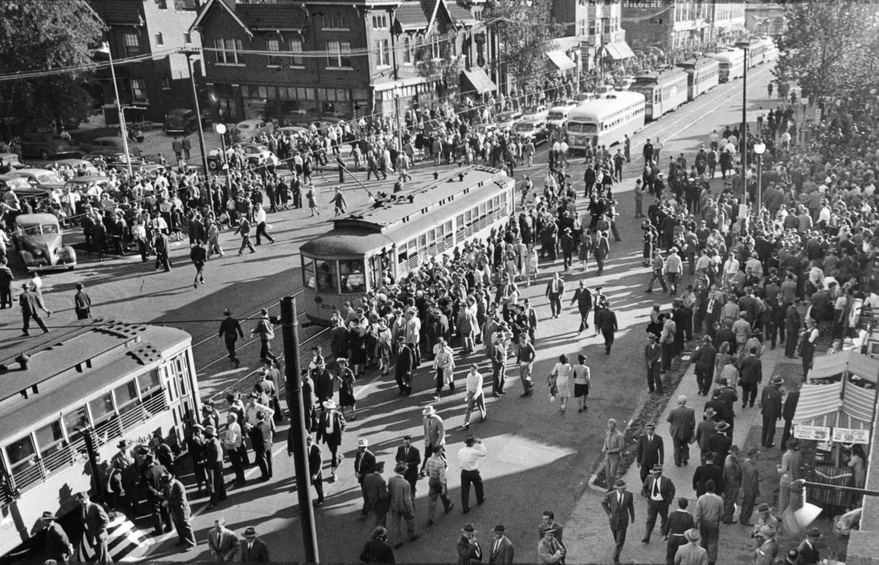 1944: Trolley take fans to the World Series